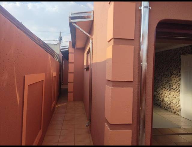 1 BEDROOM HOUSE FOR SALE IN MOLELEKI EXT 3